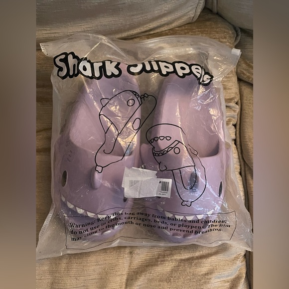 Lilac shark slipper slides sliders uk size 6-7 womens - Picture 2 of 3